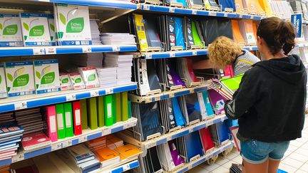 Une femme et sa fille au rayon des fournitures scolaires d'un supermarché à Valence (Drôme), le 23 août 2019. (NICOLAS GUYONNET / HANS LUCAS)