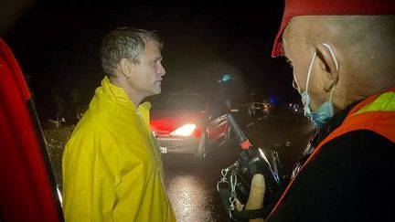 Olivier Rivière, le maire de Saint-Philippe sur place à la pointe du Tremblet avec les pompiers du SDIS. (LOÏC MUSSARD / REUNION LA 1ERE)