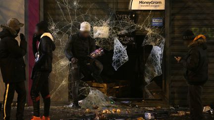 Des vitrines ont été cassés samedi soir à Bobigny, en marge d'une manifestation pour "dénoncer les violences policières". (GEOFFROY VAN DER HASSELT / AFP)