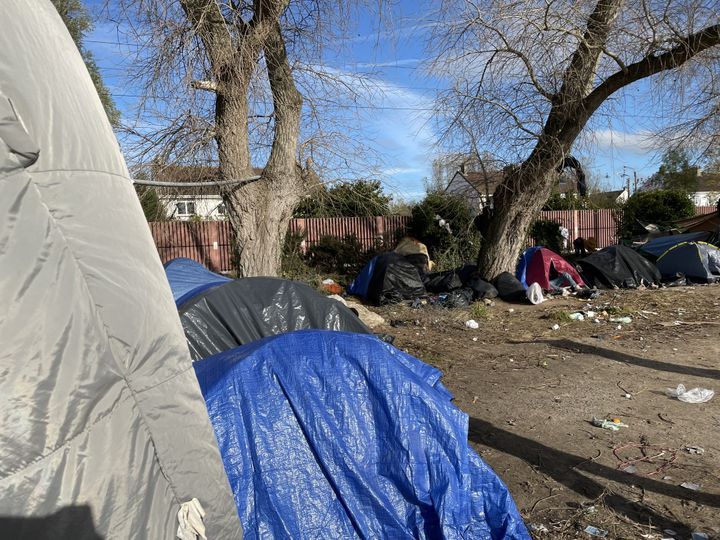 Des migrants à Calais dans le quartier du Beau Marais. (VALENTIN HOUINATO / FRANCEINFO)