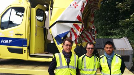 Sur le bord des routes&nbsp;pendant les vacances, vous allez forcément croiser des hommes en jaune. (THOMAS BIET/ RADIO FRANCE)