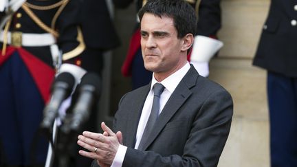 Le Premier ministre, Manuel Valls, applaudit Jean-Marc Ayrault, lors de la passation de pouvoirs, le 1er avril 2014, &agrave; Matignon (Paris). (MAXPPP)