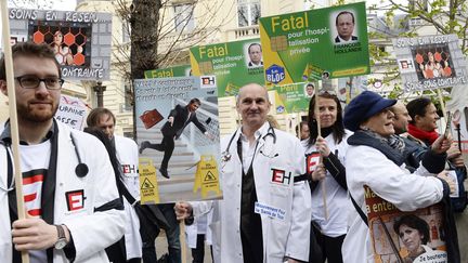 Les m&eacute;decins campent devant l'Assembl&eacute;e nationale, &agrave; Paris, pour protester contre le projet de loi sant&eacute;, le 31 mars 2015. (BERTRAND GUAY / AFP)