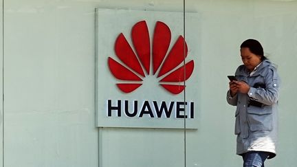 Une personne passe devant le logo Huawei à Ji'nan (Chine). (DA QING / IMAGINECHINA)