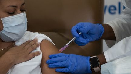 Une soignante se fait vacciner contre le Covid-19 aux États-Unis le 21 décembre 2020 (POOL / GETTY IMAGES NORTH AMERICA)