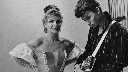 Line Renaud et Johnny Hallyday,&nbsp;sur le plateau de "L'Ecole des vedettes", le 6 avril 1960. (DANIEL FALLOT / INA)