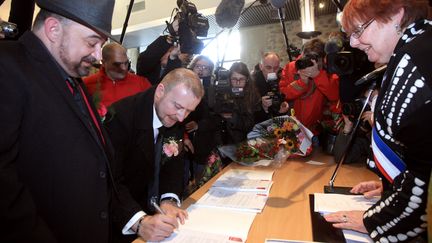 La maire de Villejuif (Val-de-Marne) c&eacute;l&egrave;bre symboliquement le mariage d'un couple homosexuel, le 11 f&eacute;vrier 2012. (PIERRE VERDY / AFP)