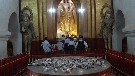 Les moines dépendent essentiellement des dons pour leur subsistance. Des dons qui peuvent être importants, comme le montre cette photo prise dans la pagode Mahamuni, la plus prestigieuse de Mandalay. Les Birmans laïcs consacreraient 10% de leurs revenus à l’entretien des bonzes et des édifices religieux. En 2007, lors de la «révolution de safran», les bonzes se sont révoltés contre la dictature. Une révolte liée aussi, disent certains observateurs, à la préservation de leurs intérêts économiques menacés par la baisse des dons d’une population à la vie de plus en plus difficile…  (France Télévisions)