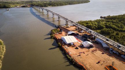 Le "pont&nbsp;Transgambien" au-dessus du fleuve Gambie, à la frontière entre le Sénégal et la Gambie, inauguré par les présidents des deux pays le 21 janvier 2019. (EMILIE IOB / AFP)