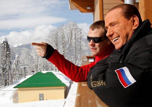 Silvio Berlusconi dans une station de ski russe, avec Dimitri Medvedev (DMITRY ASTAKHOV / POOL / AFP)