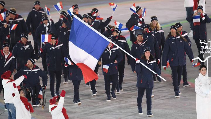 Marie Bochet emmène la délégation française lors de la cérémonie d'ouverture des Jeux paralympiques de Pyeongchang (Corée du Sud), le 9 mars 2018. (JOEL MARKLUND / OIS / IOC / AFP)