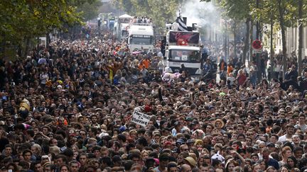 Des milliers de personnes se sont r&eacute;unies dans les rues de Paris pour la Techno Parade, &agrave; Paris, le 19 septembre 2015. (THOMAS SAMSON / AFP)