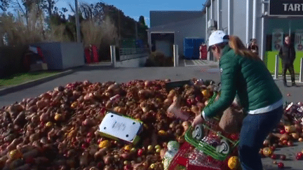 La grande distribution cristallise la colère des agriculteurs. Plusieurs supermarchés ont une nouvelle fois été ciblés, samedi 27 janvier.