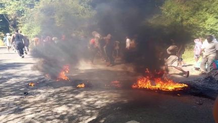 Mayotte : un bus scolaire attaqué