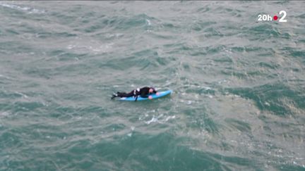 La belle histoire d’un miraculé. Il a passé plus de 16h accroché à ce qu’il restait de sa planche à voile en pleine tempête. Les secours ont fini par le localiser. Trois jours plus tard, il a enfin pu les remercier. (france 2)