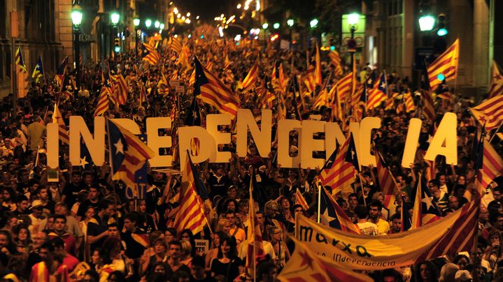 Manifestation pour l'ind&eacute;pendance de la Catalogne (Espagne), &agrave; Barcelone, le 11 septembre 2012. (LLUIS GENE / AFP)