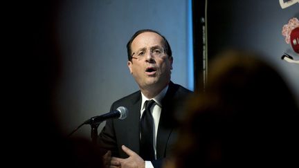 Le candidat socialiste Fran&ccedil;ois Hollande en visite &agrave; Bourges (Cher&agrave; le 27 avril 2012. (FRED DUFOUR / AFP)