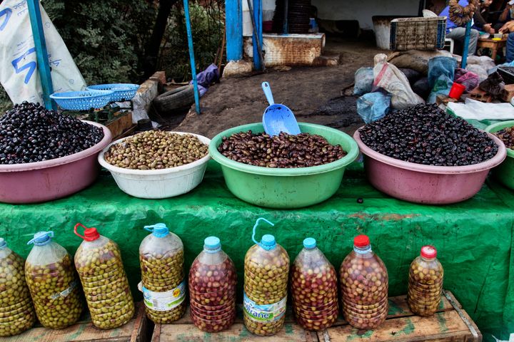 Des olives en vente dans un village du Rif. (CREATIVE TOUCH IMAGING LTD / NURPHOTO)