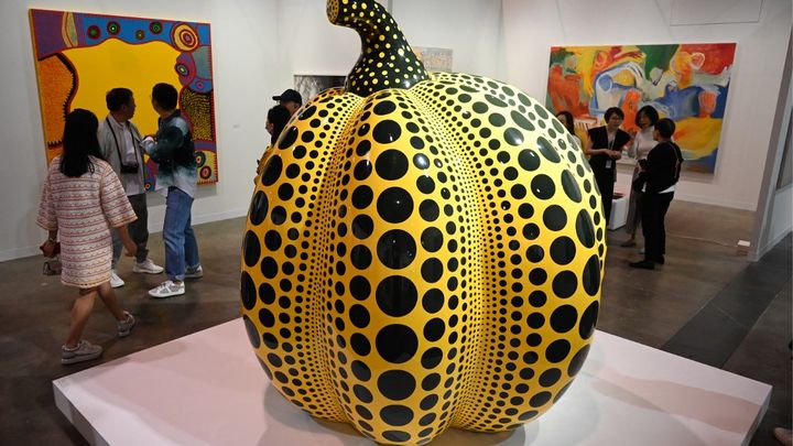 L'une des célèbres citrouilles de la Japonaise Yayoi Kusama acquise pour 3,5 millions, le 21 mars 2023. (PETER PARKS / AFP)