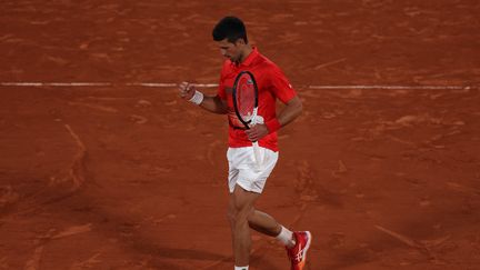 Le joueur de tennis serbe Novak Djokovic en quart de finale de Roland-Garros face à l'Espagnol Rafael Nadal, à Paris, le 31 mai 2022. (THOMAS SAMSON / AFP)