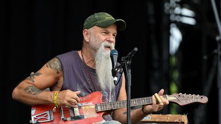 Bottes de cow-boy aux pieds, jean délavé et déchiré, guitares rafistolées avec des bouts de scotchs et autocollants, le rockeur Seasick Steve fait dans la simplicité. Ce qui ne l'empêche pas de délivrer une performance pleine de vie.
 (LIONEL URMAN / SIPA)