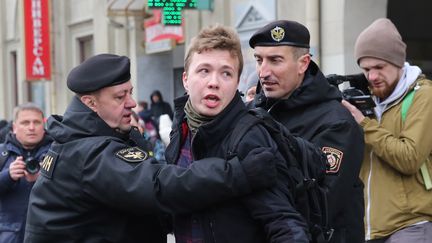 Roman Protassevich interpellé lors d'une manifestation à Minsk (Biélorussie), le 26 mars 2017. Photo d'illustration. (STRINGER / EPA /MAXPPP)