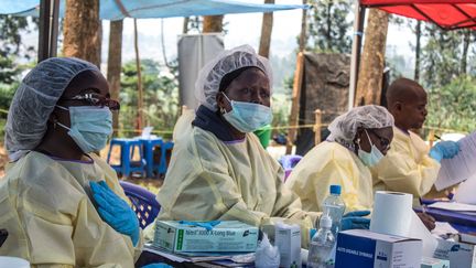 Des soignants préparent des vaccins contre le virus Ebola, le 27 juillet 2019, à Butembo, en République démocratique du Congo.&nbsp; (JC WENGA / ANADOLU AGENCY / AFP)