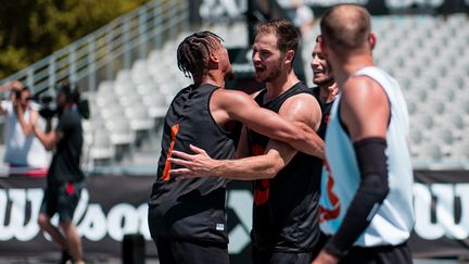 Les joueurs du 3x3 Paris célébrant leur victoire face à Vilnius (Lituanie), en quart de finale du Challenger de Bordeaux, le 6 juillet 2022. (JULIEN BACOT / Fédération française de basket-ball)