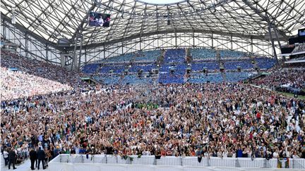 Des fidèles réunis pour la messe du pape François au stade Vélodrome, le 23 septembre 2023 à Marseille. (ANDREAS SOLARO / AFP)