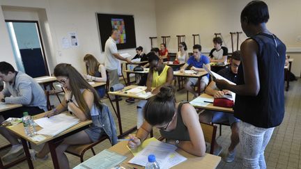 Distribution des sujets de philosophie au baccalauréat 2017, dans un lycée, le 15 juin 2017. (MAXPPP)