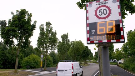 Un véhicule passe devant un radar dans une zone test à Mulhouse le 1 juin 2011. (SEBASTIEN BOZON / AFP)