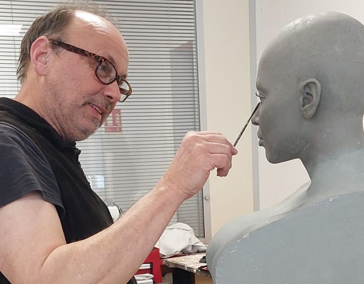 The sculptor from the Grévin Museum workshops, Claus Velte, working on the wax effigy of the singer Beyoncé. (ARCHIVESGREVIN)