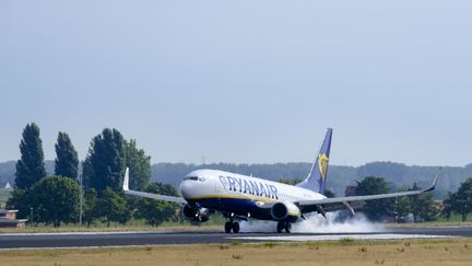 Un Boeing 737 de la compagnie low cost Ryanair à l'aterrissage.
 (THIERRY MONASSE / GETTY IMAGES EUROPE)