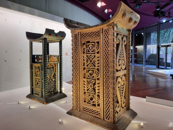 Deux des trois trônes restitués au Bénin par le musée du quai Branly. (ANNE CHÉPEAU / FRANCE-INFO)