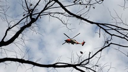 Un h&eacute;licopt&egrave;re des garde-c&ocirc;tes am&eacute;ricains survole Central Park &agrave; New York (Etats-Unis), le 30 octobre 2012 au lendemain du passage du cyclone Sandy. (MICHAEL HEIMAN / GETTY IMAGES NORTH AMERICA / AFP)