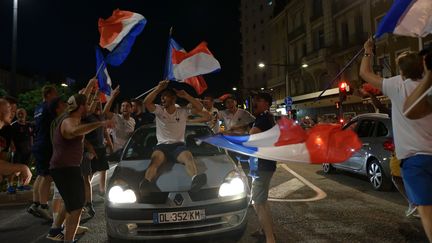 Des supporters fêtent la victoire de la France face à la Belgique en demi-finale de la Coupe du monde, le 10 juillet 2018, à Valence (Drôme). (CHRISTOPHE ESTASSY / CROWDSPARK / AFP)