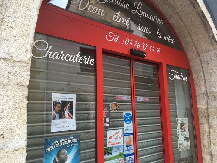 Presque tous les commerçants de Pont-de-Beauvoisin (Isère) ont affiché l'appel à témoins après la disparition de Maëlys, le 29 août 2017. (CAMILLE ADAOUST / FRANCEINFO)