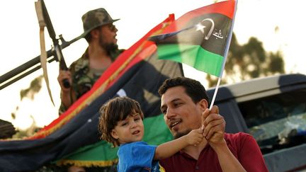 pour célébrer l'avancée des forces loyales au maréchal Haftar, le chef autoproclamé de l'armée nationale libyenne. Lequel a lancé il y a trois ans l'opération Karama (dignité) pour déloger les milices islamistes. Avec cette progression militaire, Khalifa Haftar marque des points pour s'imposer officiellement à la tête d'une armée nationale dans le cadre d'un plan de partage des pouvoirs avec le gouvernement d'union de Tripoli. (Abdullah Doma / AFP)