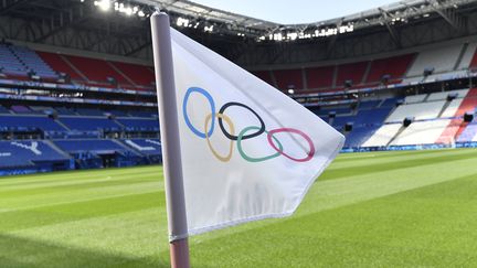 Le drapeau olympique flottant sur l'un des poteaux de corner du stade de Lyon durant le premier jour des Jeux, le 24 juillet 2024. (SIPA)