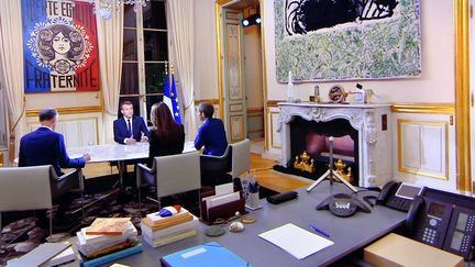 Le bureau d'Emmanuel Macron lors de son entretien télévisé le dimanche 17 octobre 2017. (MAXPPP)