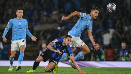 Le joueur de Manchester City Rodrigo fausse compagnie à Hakan Calhanoglu de l'Inter Milan, lors de la finale de la Ligue des champions, le 10 juin 2023 à Istanbul (Turquie). (FRANCK FIFE / AFP)