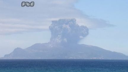 Un volcan entre en éruption sur une île du Japon