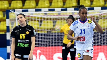 Orlane Kanor serre le poing lors de la victoire de la France contre le Monténégro lors du tour principal de l'Euro 2022 de handball, le 13 novembre à Skopje. (GEORGI LICOVSKI / MaxPPP)