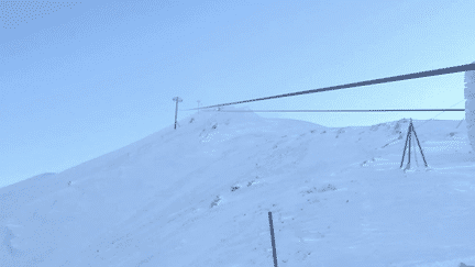 Face au risque d’avalanches dans les stations de sports d’hiver, les secours organisent plusieurs déclenchements préventifs et les professionnels appellent à la prudence. Exemple à Manigod (Haute-Savoie).