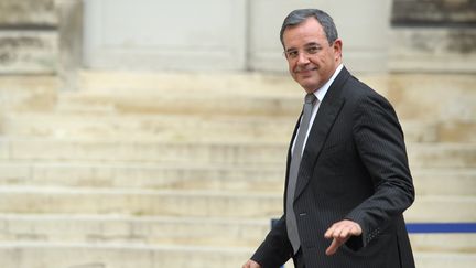 Thierry Mariani, tout juste nommé ministre des Transports, arrive au ministère de l'Environnement à Paris, le 15 novembre 2010. (MIGUEL MEDINA / AFP)