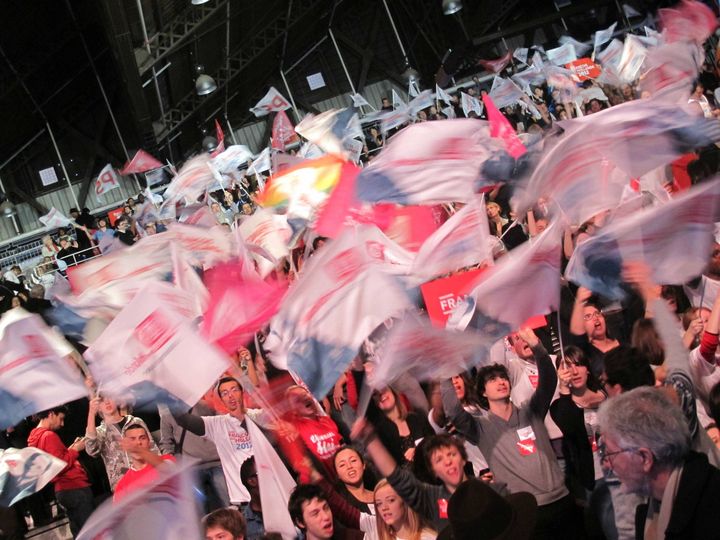 Des militants r&eacute;unis au Bourget avant le discours du candidat socialiste Fran&ccedil;ois Hollande, le 22 janvier 2012.&nbsp; (BASTIEN HUGUES / FTVI)