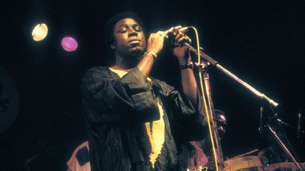 Le chanteur sénégalais Thione Seck sur scène à Amsterdam, aux Pays-Bas, en 1988.&nbsp; (FRANS SCHELLEKENS / REDFERNS)