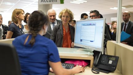 La ministre du Travail, Muriel Pénicaud, visite les locaux d'une agence Pôle emploi de Lyon, le 4 août 2017. (ROMAIN LAFABREGUE / AFP)