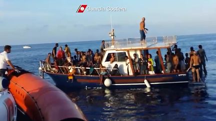 Capture d'&eacute;cran d'une vid&eacute;o des gardes c&ocirc;tes de Lampedusa (Italie), &agrave; l'arriv&eacute;e d'un bateau de migrants, le 3 octobre 2013. (GUARDIA COSTIERA / AFP)