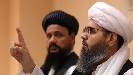 Les négociateurs des talibans&nbsp;Abdul Latif Mansoor (à gauche) et Shahabuddin Delawar (à droite), le 9 juillet 2021 à Moscou (Russie). (DIMITAR DILKOFF / AFP)